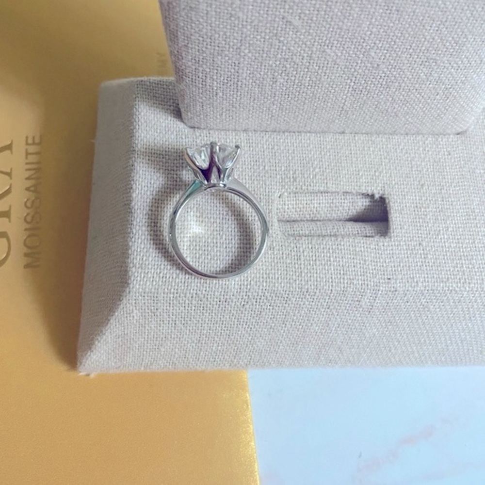 5 CT Moissanite Ring - Picture 4 of 7